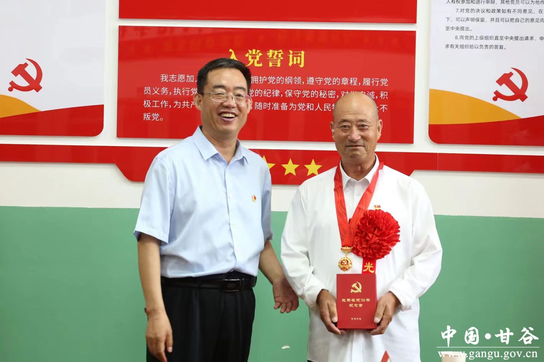 颁发奖章5_副本 颁发奖章5_副本