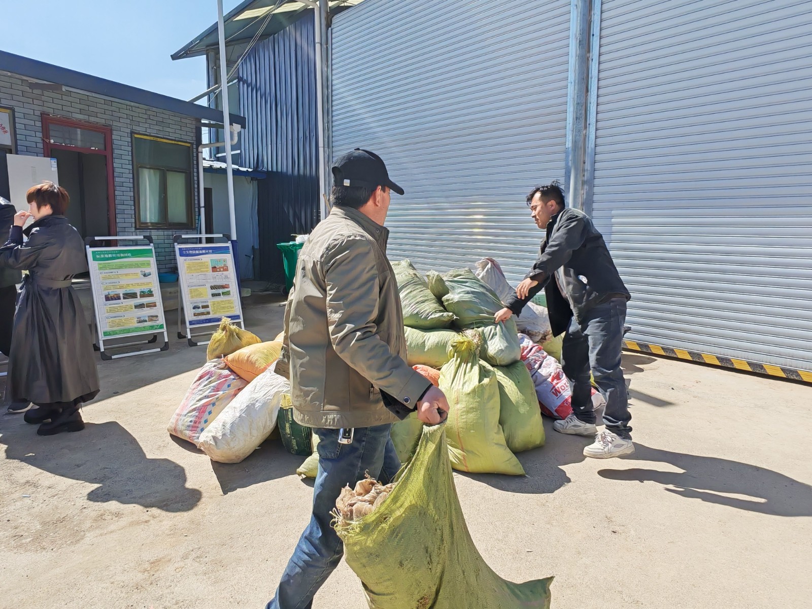 堆积起来的废旧农膜 堆积起来的废旧农膜