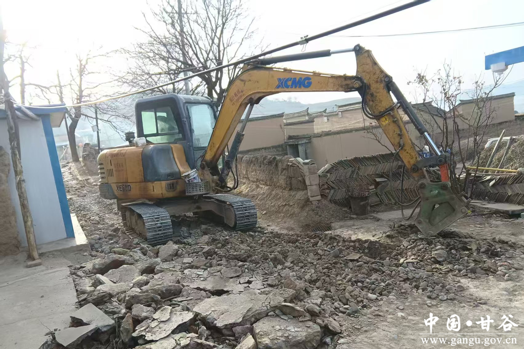 (金山镇红岘村驻村帮扶工作队协助村“两委”开展道路维修) (金山镇红岘村驻村帮扶工作队协助村“两委”开展道路维修)