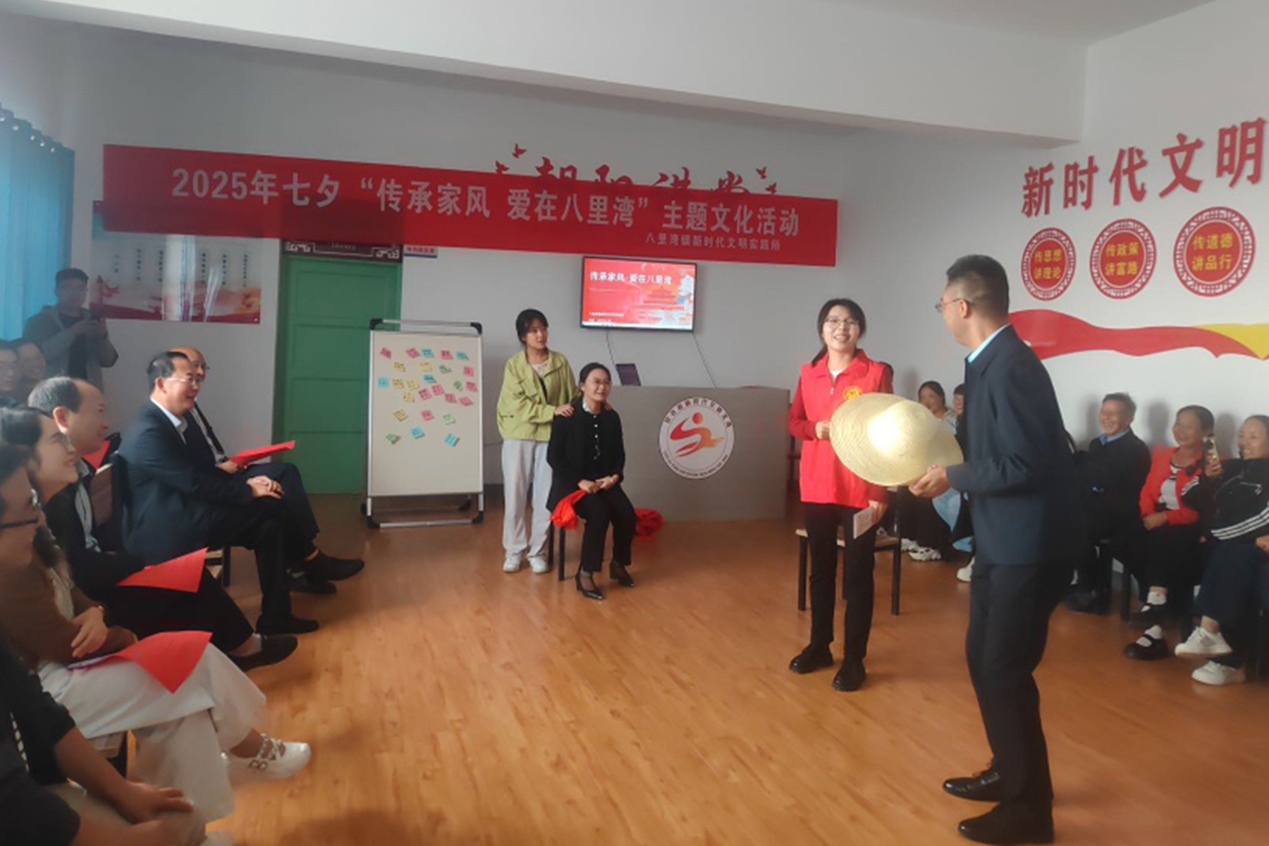 图4-本土情景剧《彩礼新风》在八里湾新时代文明实践所“我们的节日·七夕”主题活动中上演 图4-本土情景剧《彩礼新风》在八里湾新时代文明实践所“我们的节日·七夕”主题活动中上演
