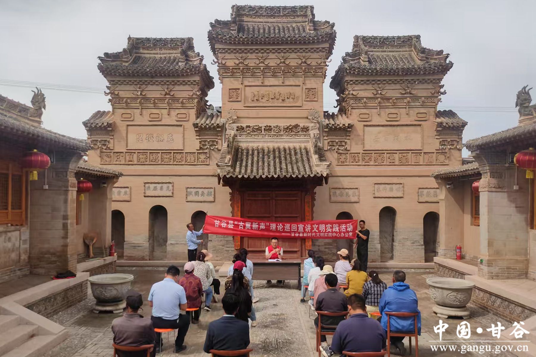 图1-甘谷县“古冀新声”理论宣讲队在大石镇贯寺村开展宣讲活动 图1-甘谷县“古冀新声”理论宣讲队在大石镇贯寺村开展宣讲活动