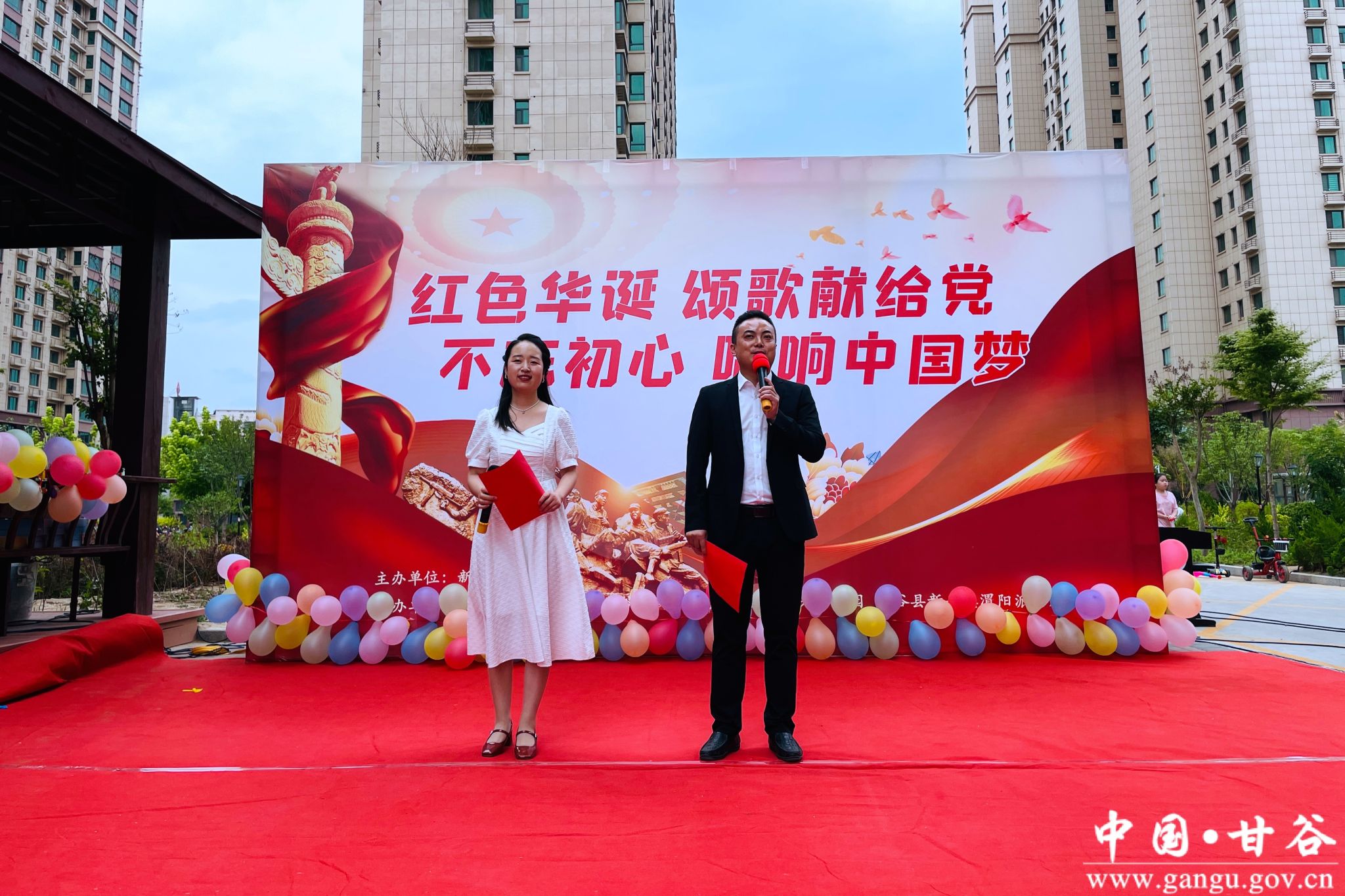 新兴镇甘摩社区开展庆七一文艺汇演活动