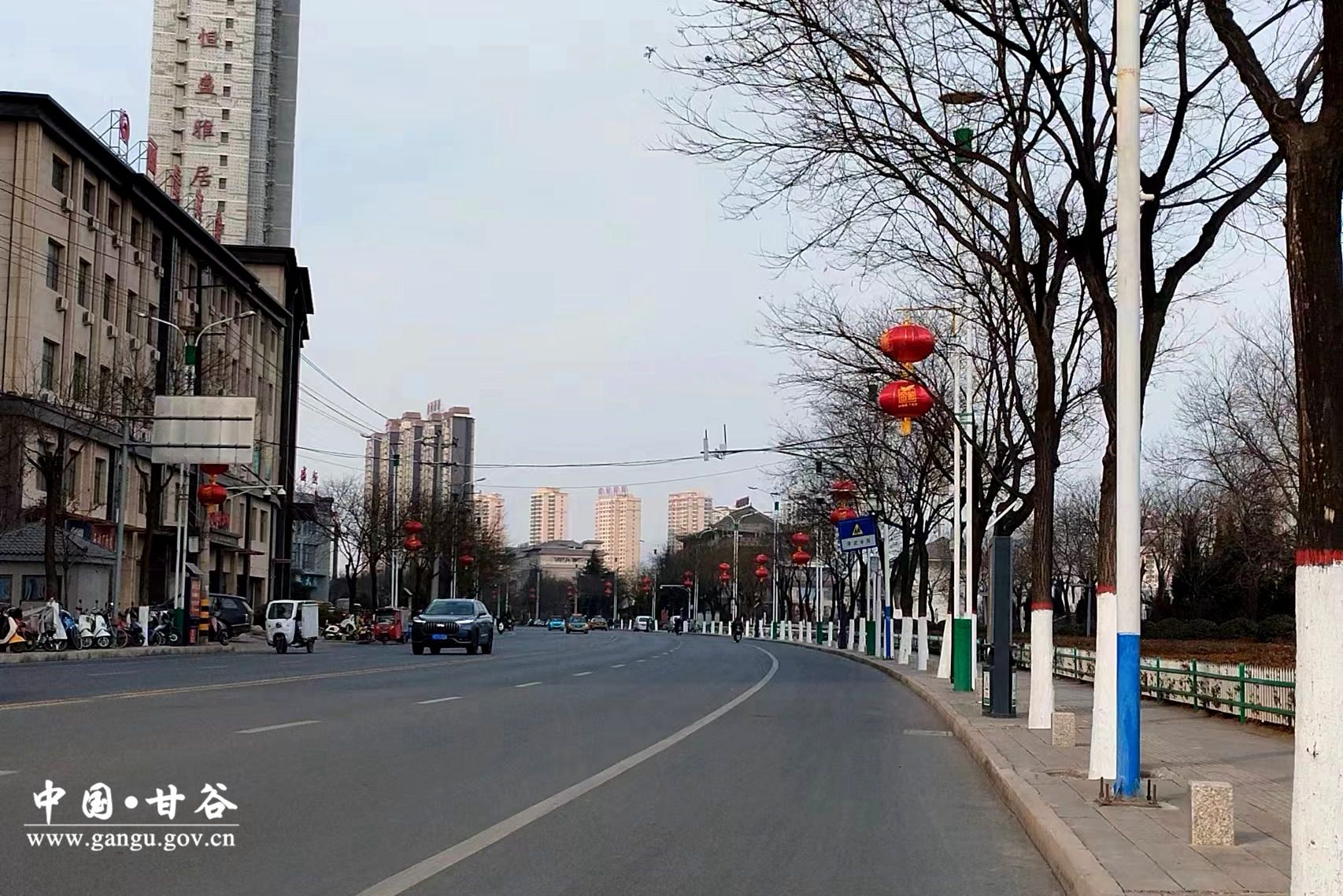 甘谷街道亮化营造氛围多彩景观喜迎新春