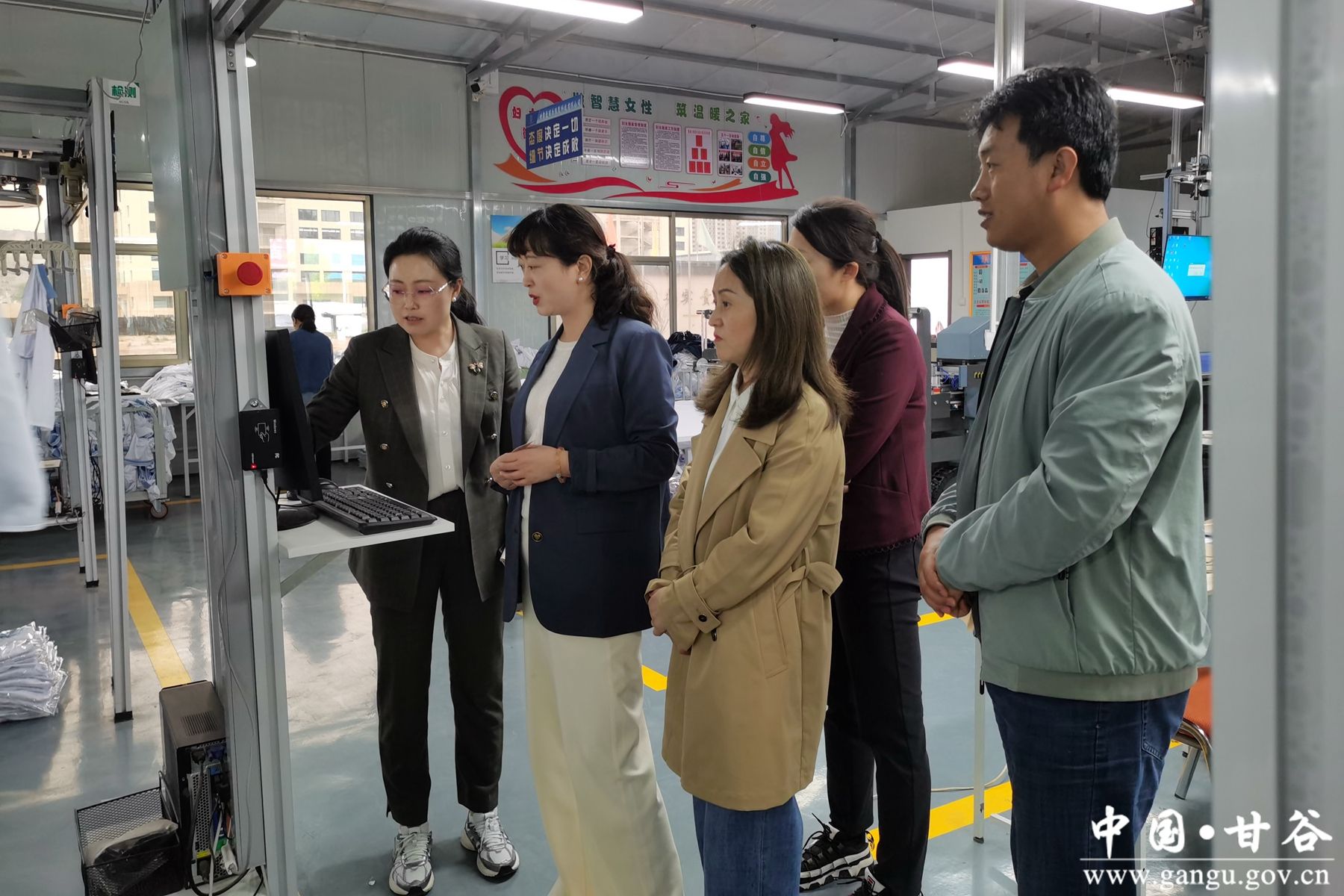 王红霞一行先后深入到润谷新媒文化传播有限公司,六峰镇新庄村,甘肃陇