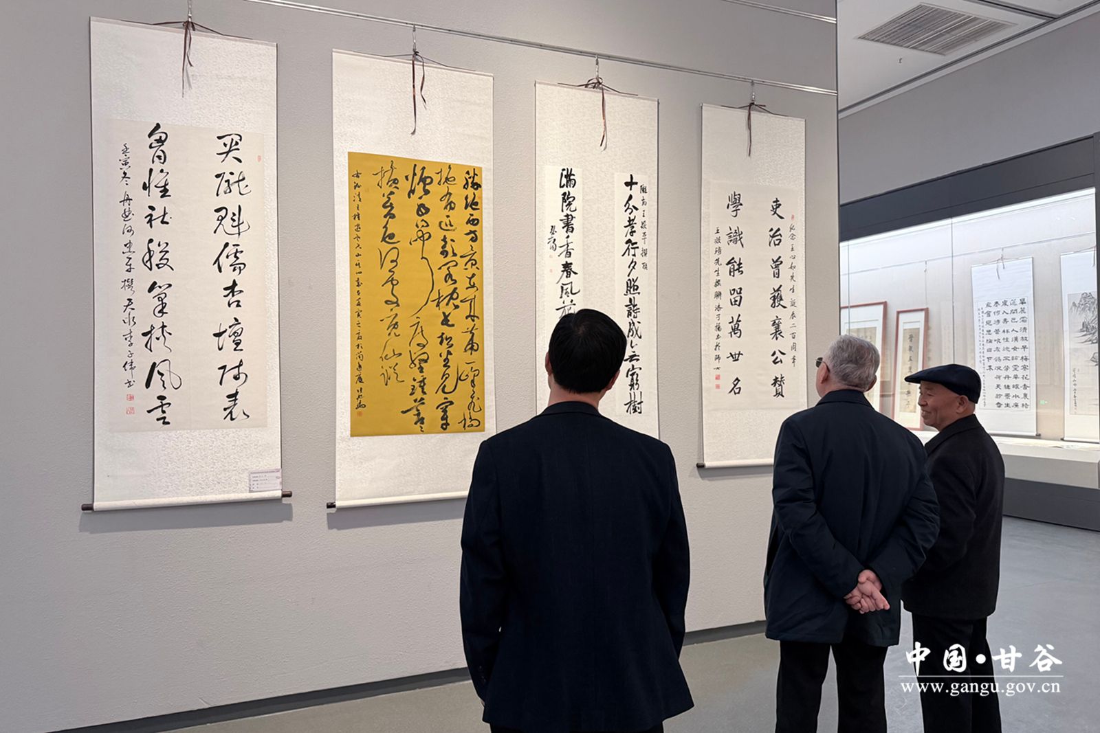 群众欣赏书画艺术作品近景 群众欣赏书画艺术作品近景