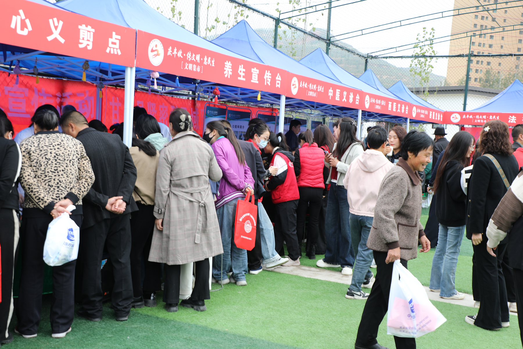 图3-甘谷县开展“庆丰收、传文明、惠民生”文明集市活动 图3-甘谷县开展“庆丰收、传文明、惠民生”文明集市活动