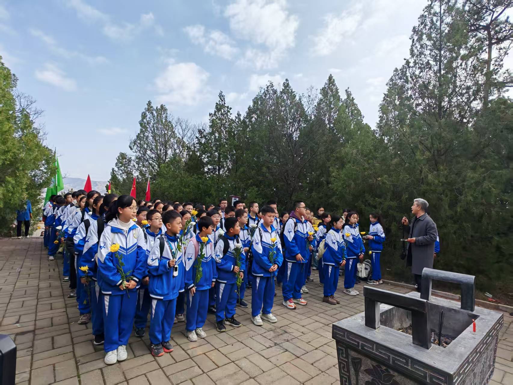 学生姜维墓献花 学生姜维墓献花