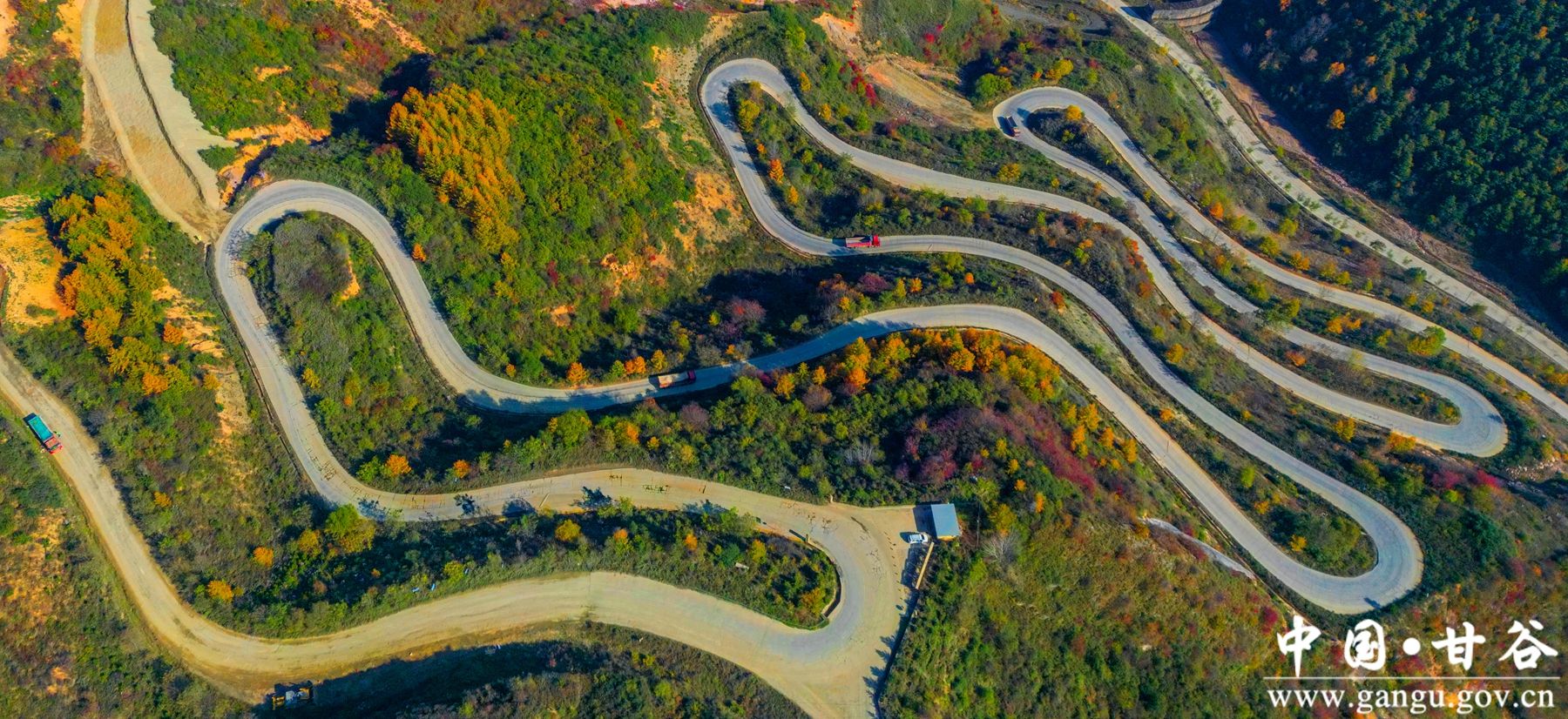 通向云瑞的产业路+陈治平+18919206289+2024年10月28日摄于甘谷县武家河镇_副本 通向云瑞的产业路+陈治平+18919206289+2024年10月28日摄于甘谷县武家河镇_副本