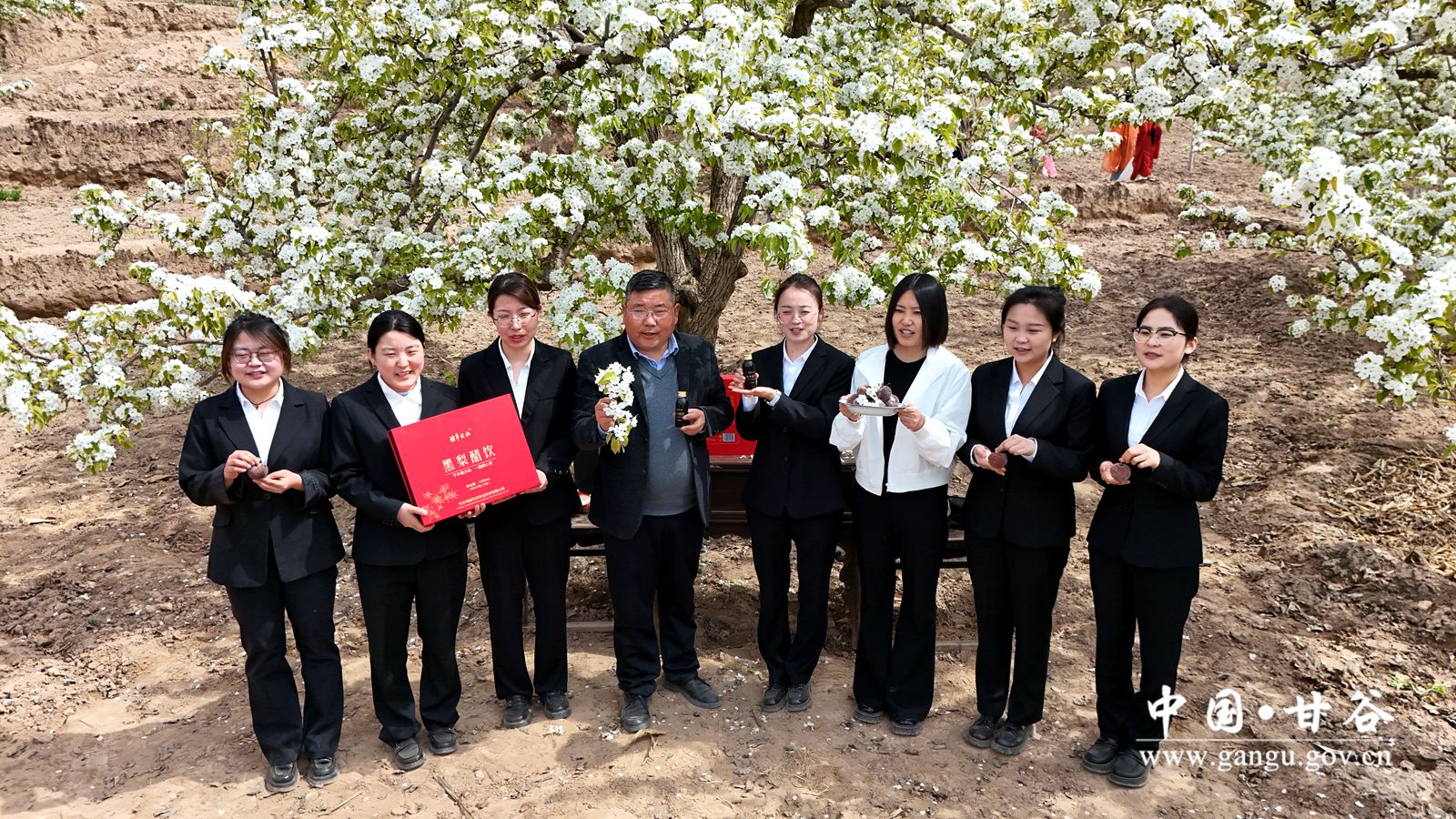 礼辛宣传人员和黑梨企业产品合影 礼辛宣传人员和黑梨企业产品合影